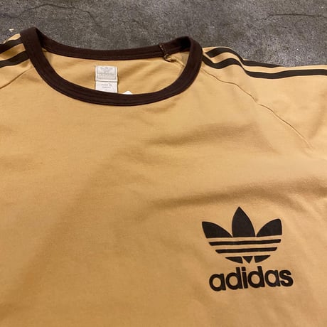adidas ライン入りリンガーTシャツ
