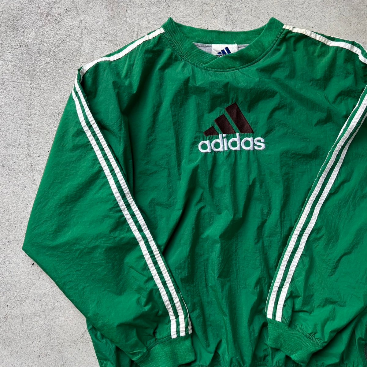 古着 90s adidas ナイロンプルオーバー 緑 グリーン 刺繍ロゴ アディダス ナイロンプルオーバージャケット 刺繍ロゴ グリーン