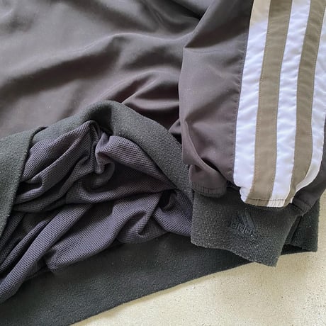 adidasＶネックプルオーバー