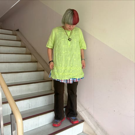 花柄刺繍ヘンリーネックブラウス