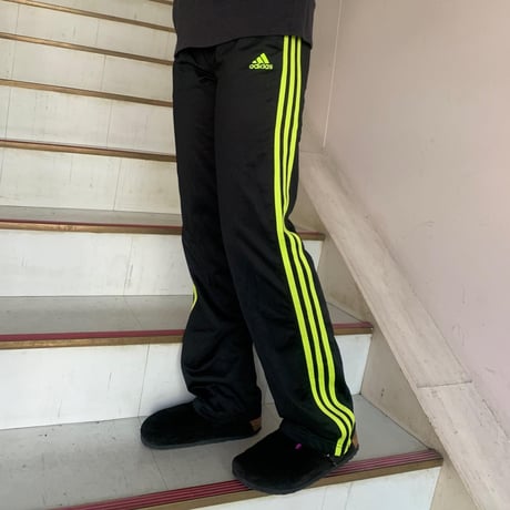 adidasネオンイエロートラックパンツ