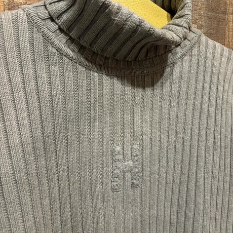 TOMMYリブ編みタートルネックニット