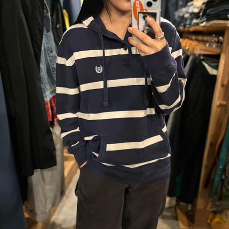 CHAPSヘンリーネックフーディ
