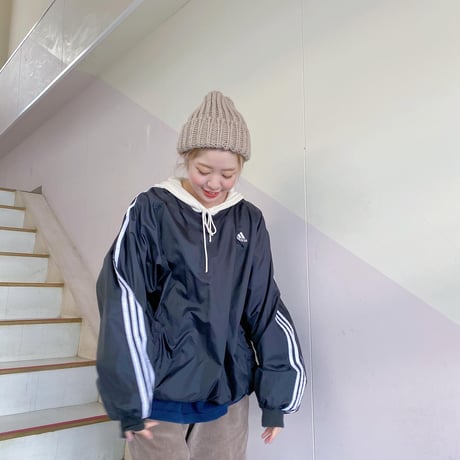 adidasナイロンＶネックプルオーバー