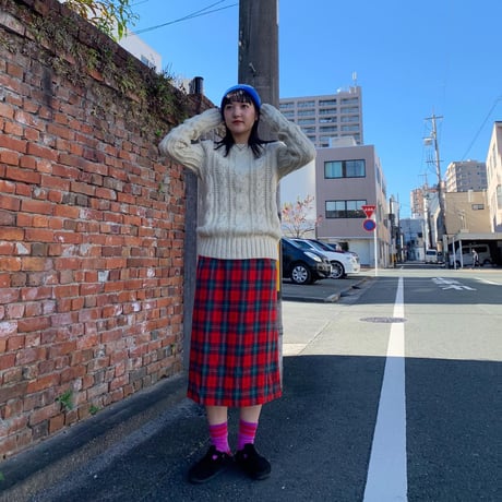 ワンポイント刺繍ケーブルニット