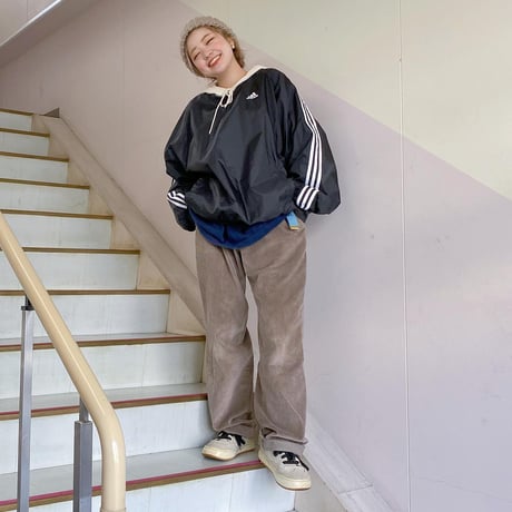 adidasナイロンＶネックプルオーバー