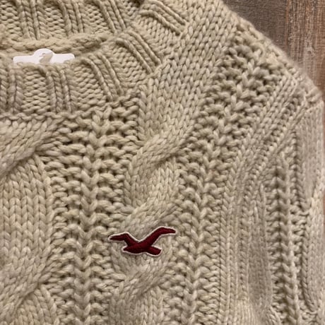 ワンポイント刺繍ケーブルニット