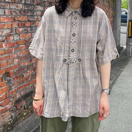 チェックチロリアンシャツ