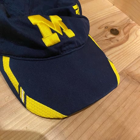 adidas MICHIGAN キャップ