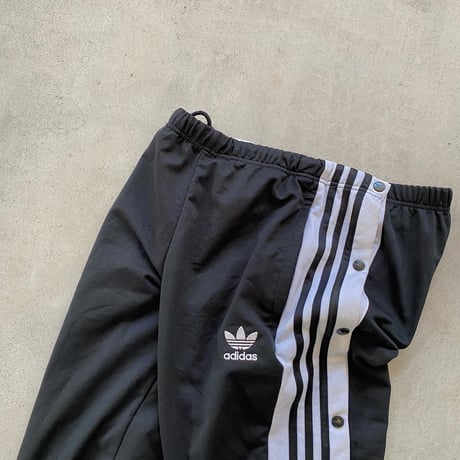 adidasトラックパンツ