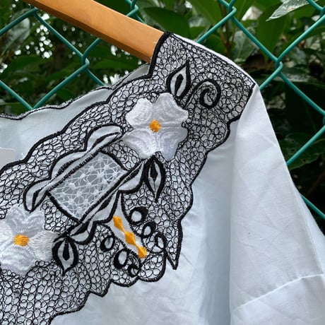 デザイン花柄刺繍トップス