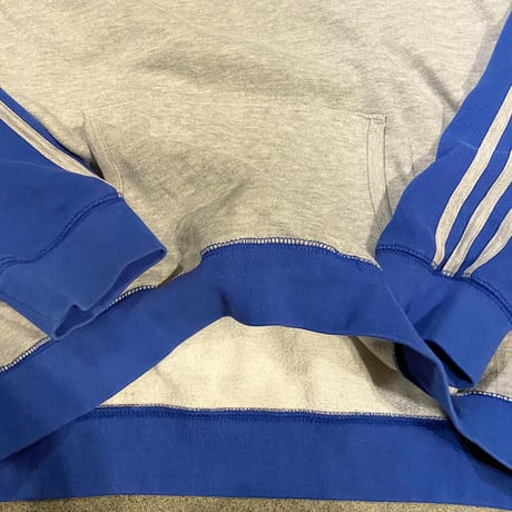 adidas ラグランスリーブパーカー