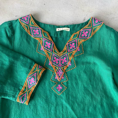 Vネック刺繍チュニック