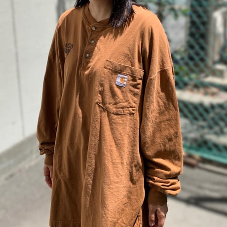 carharttヘンリーネックプリントロンT