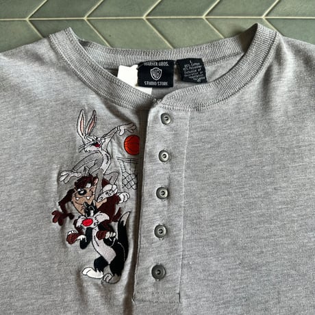 LOONEY TUNES ヘンリー刺繍T