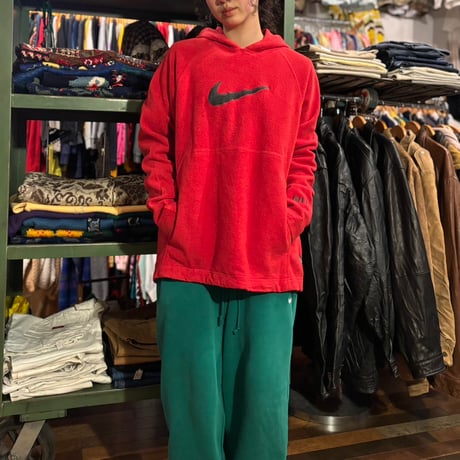 NIKE 刺繍ロゴフリースパーカー