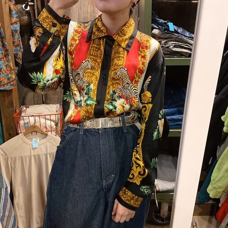シルク柄シャツ