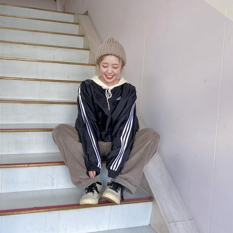 adidasナイロンＶネックプルオーバー