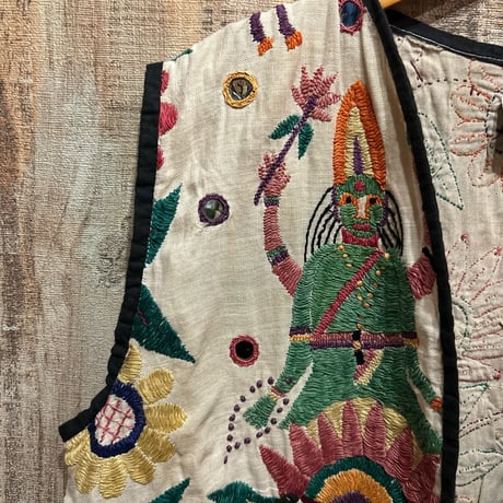 総柄刺繍ベスト