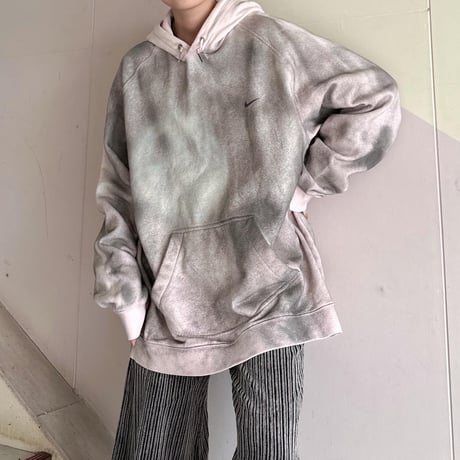 ランダムスプレーNIKEフーディ