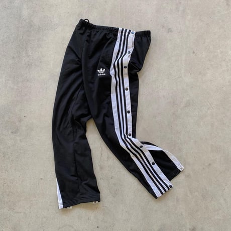 adidasトラックパンツ