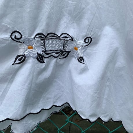 デザイン花柄刺繍トップス