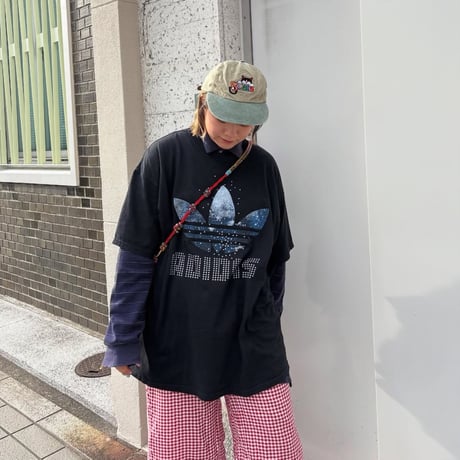 adidas 宇宙柄プリントTシャツ