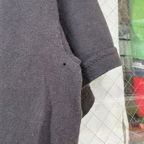 adidas 宇宙柄プリントTシャツ