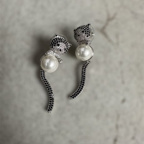 Cat pearl earrings