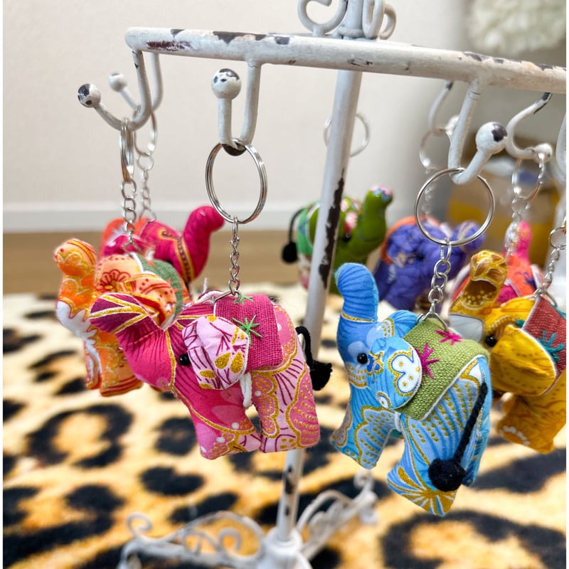 インド産ハンドメイドキーチャーム インド産ハンドメイドキーチャーム インド刺繍リボンのキーホルダー