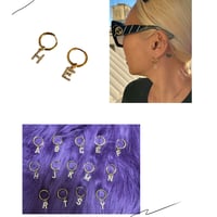 Kira lettered hoop earrings ( 片耳用)