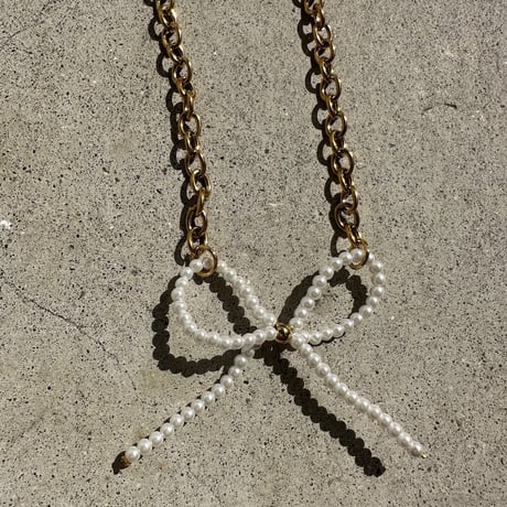 Pearl bow necklace