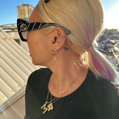 Kira lettered hoop earrings ( 片耳用)