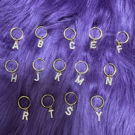 Kira lettered hoop earrings ( 片耳用)
