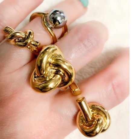 Knot rings