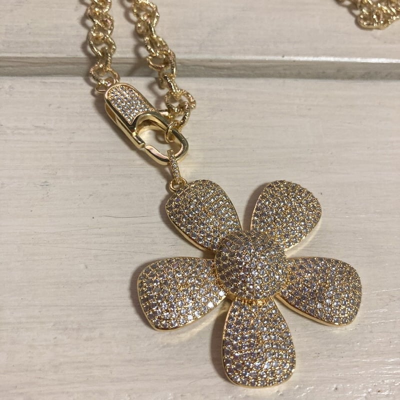 Big flower necklace w design clasp | burself