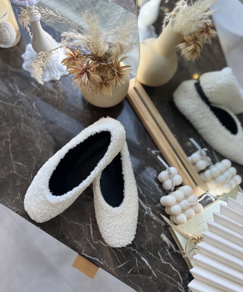 新品未使用ロエベLOEWEファーフラット ゲートシューズ38アイボリー今期ファー ロエベが「LOEWE × On」の最新コラボにて初の共同デザイン