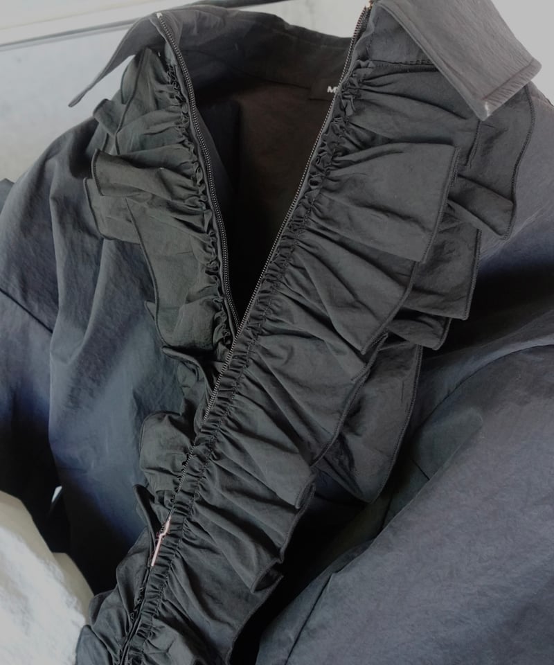 美品OBLIフリルブルゾン ONLINE SHOP発売開始しました🫰 再販のフリルブルゾンは 早くも