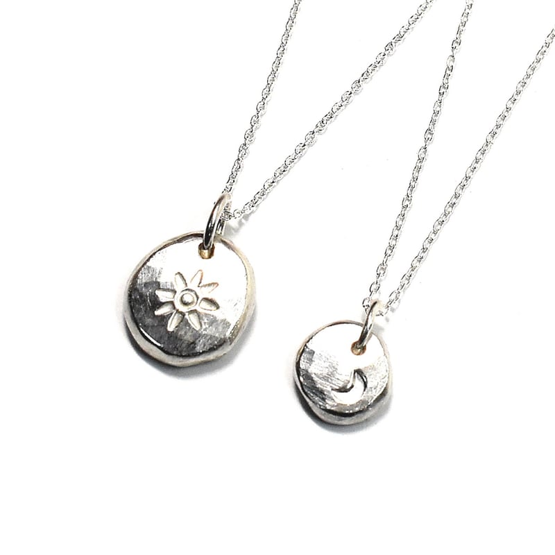彫刻玉ペアペンダント 太陽と月 シルバー ペアネックレス PE-168 | シルバーアクセサリー工房