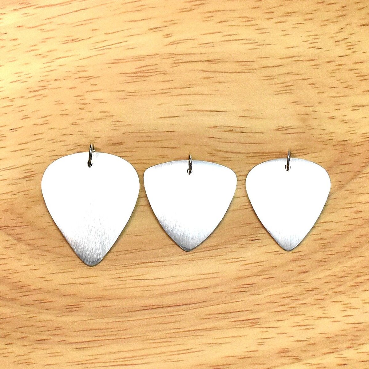 ギターピック シルバー ペンダントトップ トライアングル型 Mサイズ