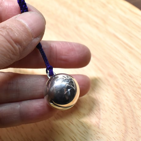銀の鈴 太陽模様の根付 直径17mm