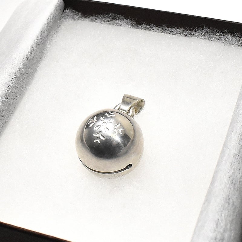銀の鈴 ペンダントトップ 花の刻印模様 | シルバーアクセサリー工房アンク