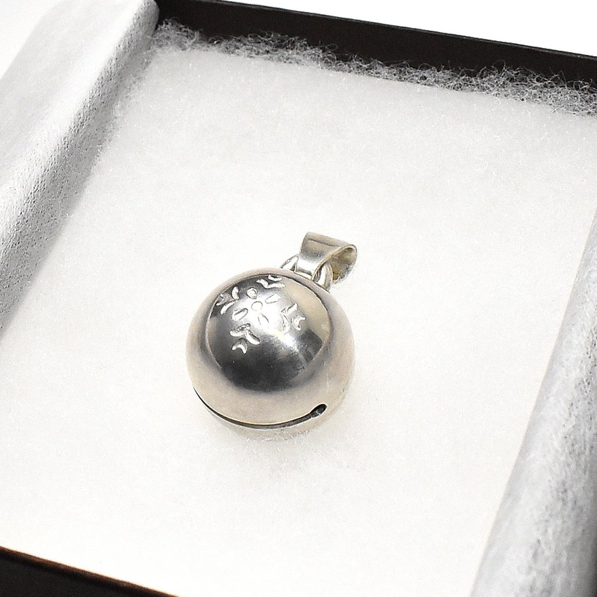 ヴィンテージ 刻印 純銀 ペンダントトップ 宝石 アールデコ 細工 レトロ 日本 銀の鈴 ペンダントトップ 花の刻印模様 | シルバーアクセサリー工房アンク