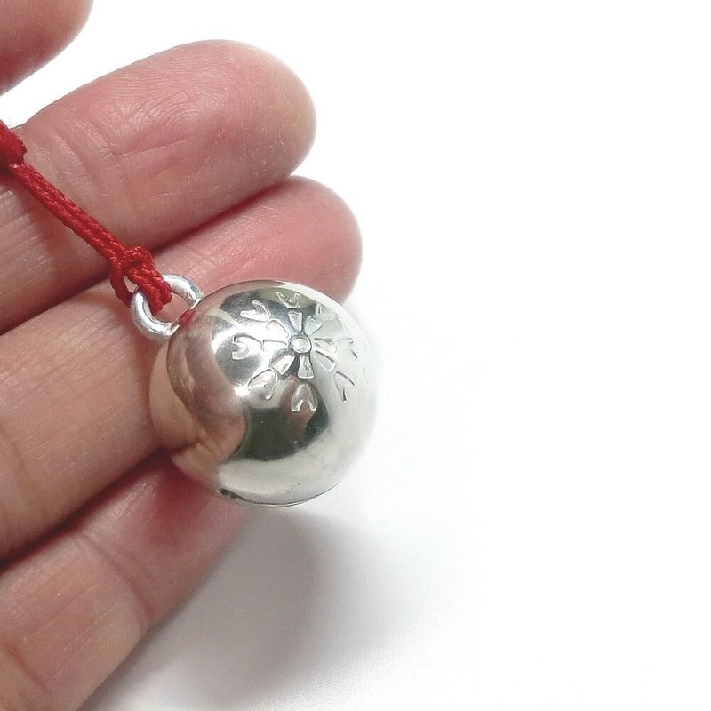 銀の鈴 守り鈴の根付 花の刻印模様 直径17mm | シルバーアクセサリー