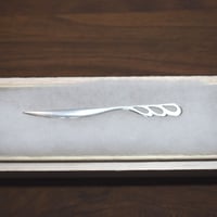 羽の銀の菓子切り 透かし模様（楊枝）