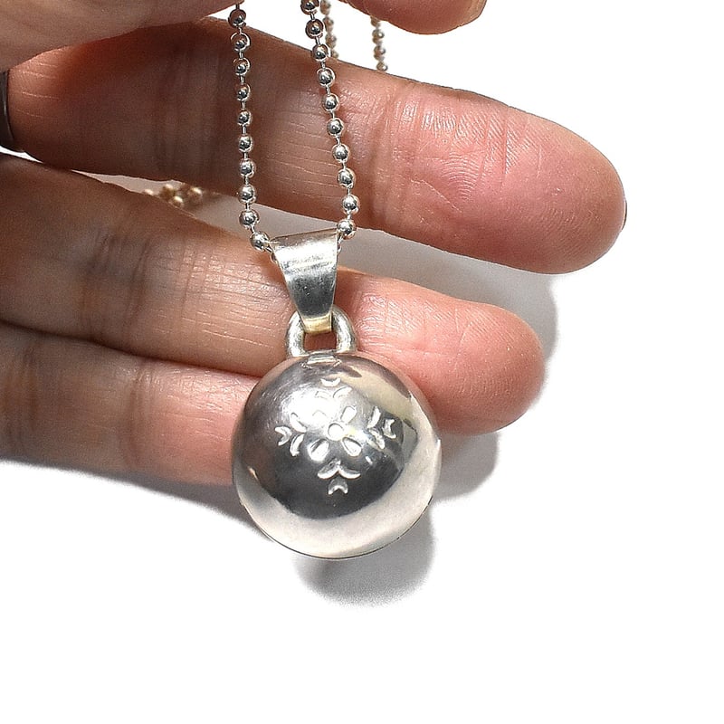 銀の鈴 ペンダントトップ 花の刻印模様 | シルバーアクセサリー工房アンク