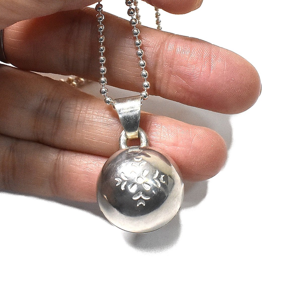 銀の鈴 ペンダントトップ 花の刻印模様 | シルバーアクセサリー工房アンク