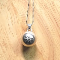 銀の鈴 ペンダントトップ  花の刻印模様  直径17ｍｍ