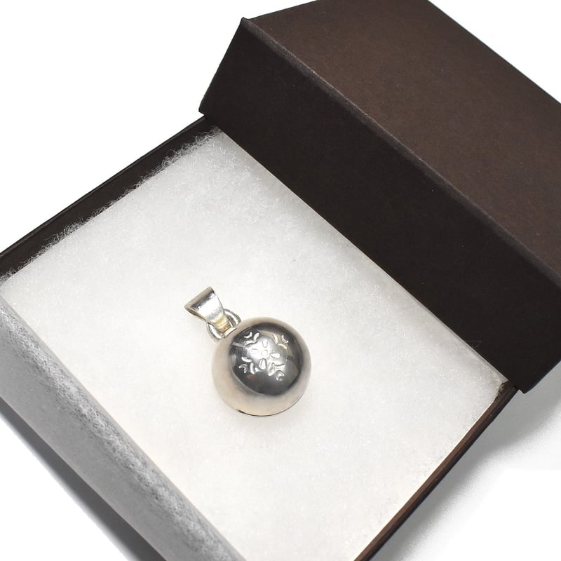 銀の鈴 ペンダントトップ 花の刻印模様 | シルバーアクセサリー工房アンク