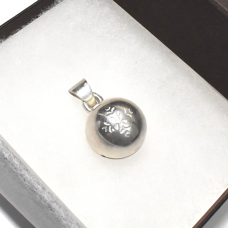銀の鈴 ペンダントトップ 花の刻印模様 | シルバーアクセサリー工房アンク
